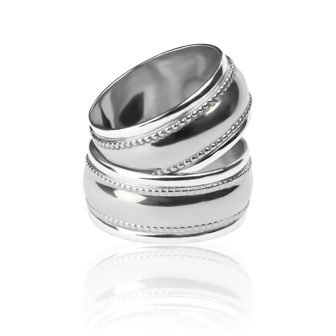 Argollas de matrimonio masa + bisel, elaborados en oro 18k por Joyería Caracas, cada argolla cuenta con certificado de calidad y garantía de por vida.