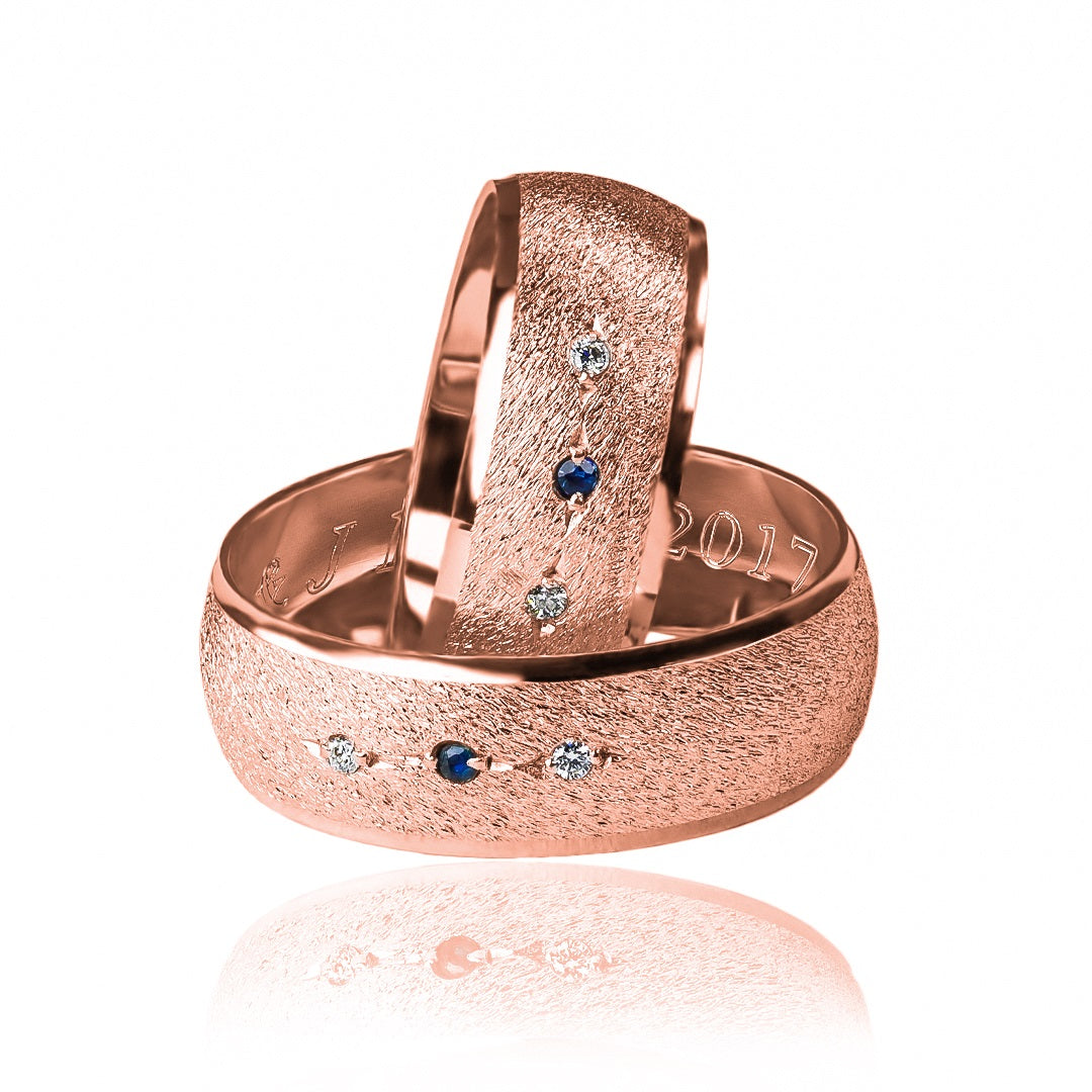 Argollas de matrimonio mate corrugado Zafiro y Diamantes, fabricadas en oro de 18k, diseñados por Joyería Caracas, cada uno cuenta con certificado de autenticidad y garantía de por vida.