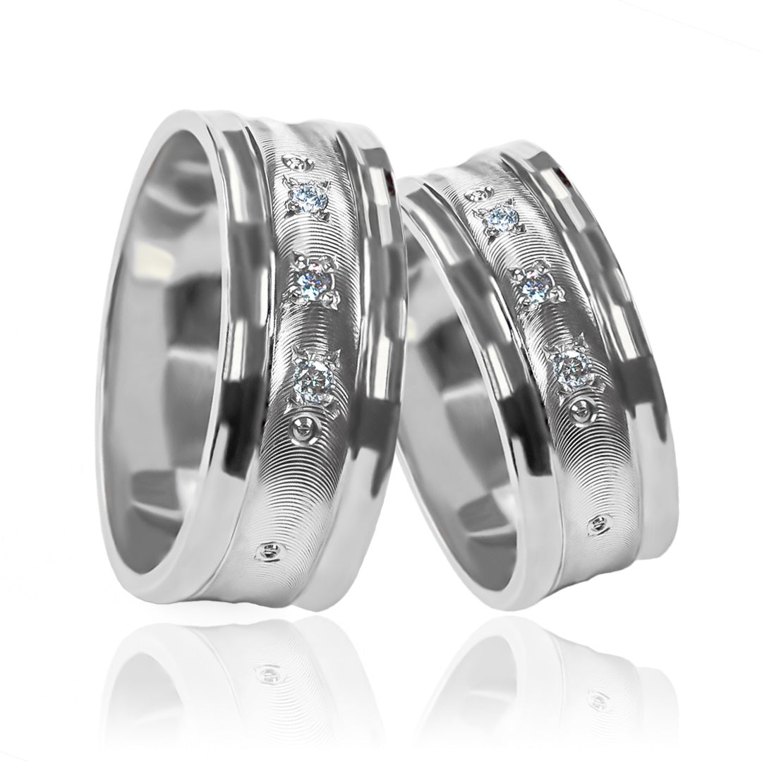 Argollas de matrimonio Moon & Stars, elaboradas en oro 18k por Joyería Caracas, viene con certificado de calidad y garantía para toda la vida.