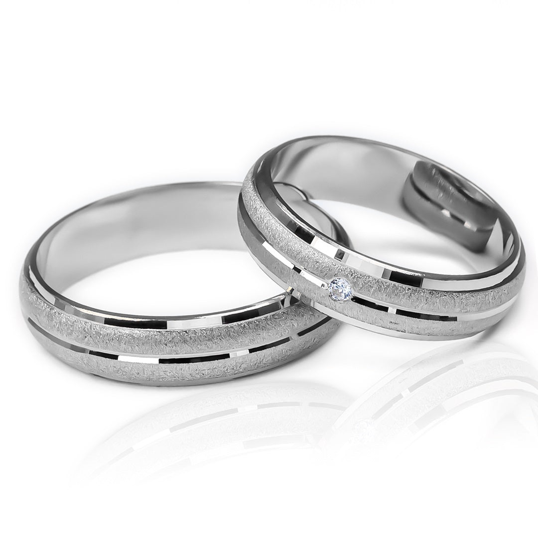 Argollas de matrimonio online love, fabricadas en oro 18k de Joyería Caracas, cuenta con certificado de calidad y garantía para toda la vida.