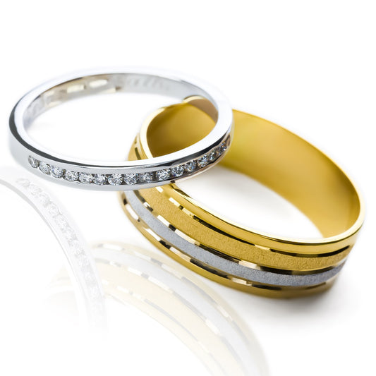 Argollas de matrimonio perfect sents fabricadas en oro de 18k de Joyería Caracas, cada una cuenta con certificado de calidad y garantía.