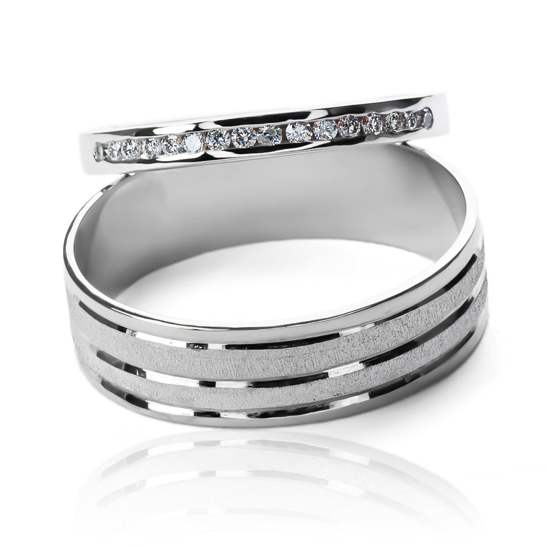 Argollas de matrimonio perfect sents fabricadas en oro de 18k de Joyería Caracas, cada una cuenta con certificado de calidad y garantía.
