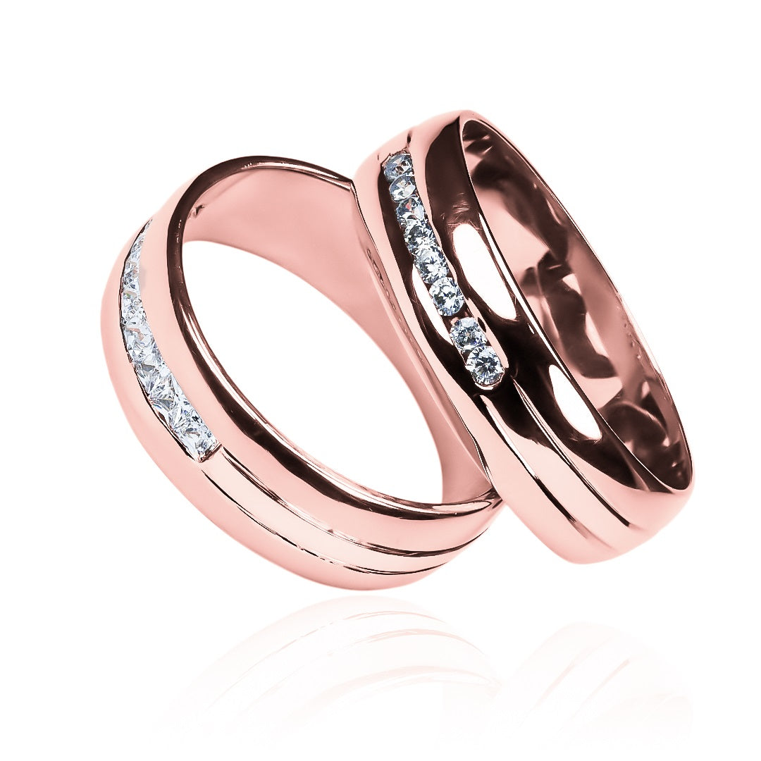Argollas de matrimonio princess carré, elaboradas en oro 18 quilates de Joyería Caracas, respaldadas por una garantía de calidad de por vida.