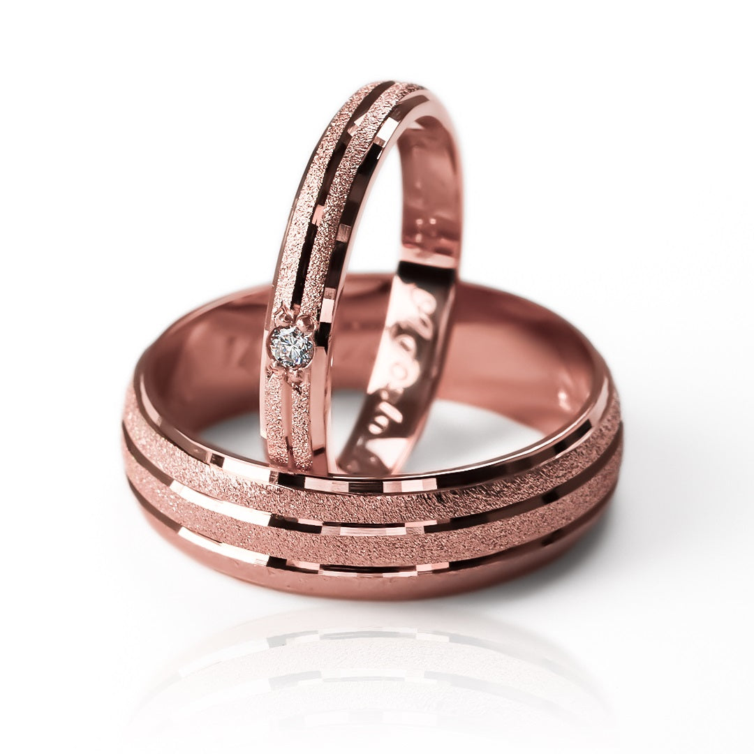 Argollas de matrimonio romantic twelve, fabricados en oro 18k de Joyería Caracas, vienen con un certificado de calidad y garantía.