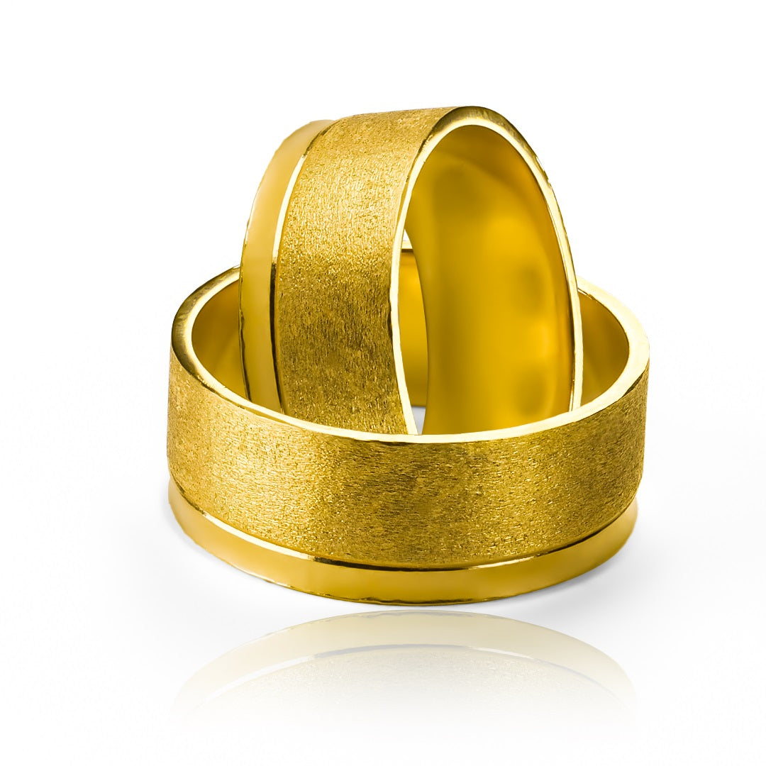 Argollas de matrimonio Sand Plane Convexo, elaboradas en oro 18k por Joyería Caracas, cada argolla cuenta con certificado calidad y garantía de por vida.