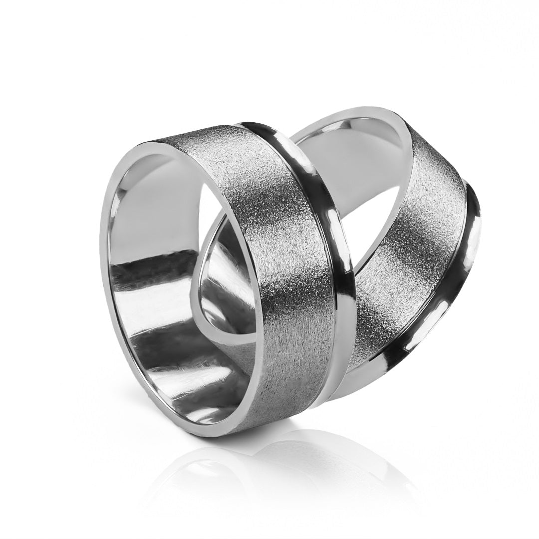 Argollas de matrimonio Sand Plane Convexo, elaboradas en oro 18k por Joyería Caracas, cada argolla cuenta con certificado calidad y garantía de por vida.
