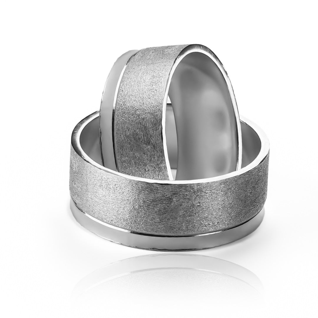 Argollas de matrimonio Sand Plane Convexo, elaboradas en oro 18k por Joyería Caracas, cada argolla cuenta con certificado calidad y garantía de por vida.