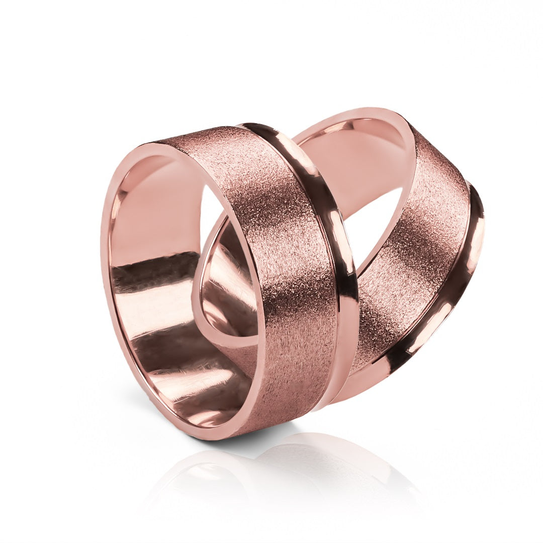 Argollas de matrimonio Sand Plane Convexo, elaboradas en oro 18k por Joyería Caracas, cada argolla cuenta con certificado calidad y garantía de por vida.