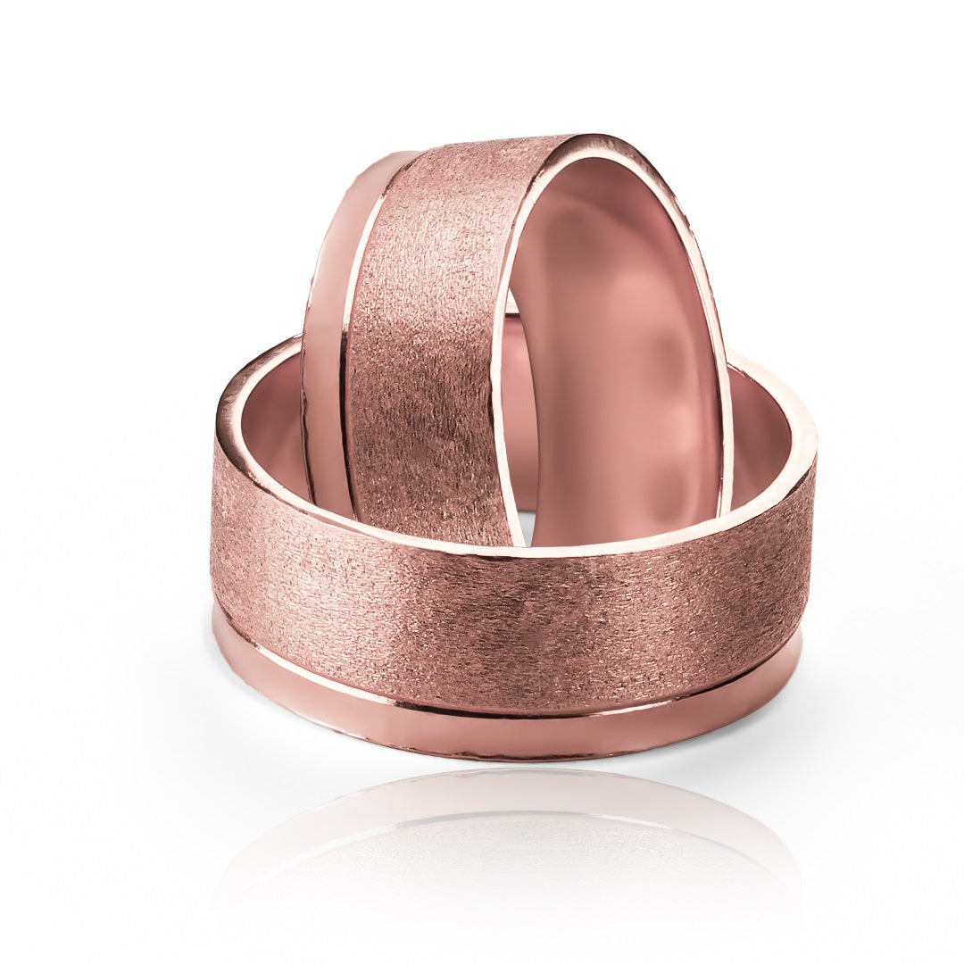Argollas de matrimonio Sand Plane Convexo, elaboradas en oro 18k por Joyería Caracas, cada argolla cuenta con certificado calidad y garantía de por vida.