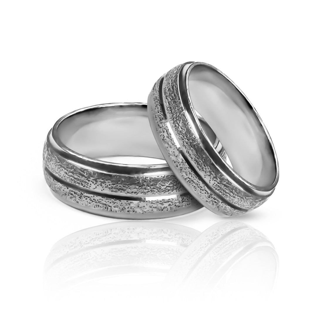 Argollas de matrimonio Sandwheel, diseñadas y elaboradas en oro 18 quilates por Joyería Caracas, cuentan con un certificado de calidad y garantía de por vida.