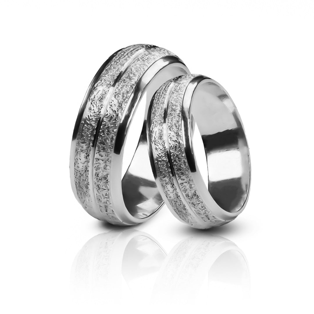 Argollas de matrimonio Sandwheel, diseñadas y elaboradas en oro 18 quilates por Joyería Caracas, cuentan con un certificado de calidad y garantía de por vida.