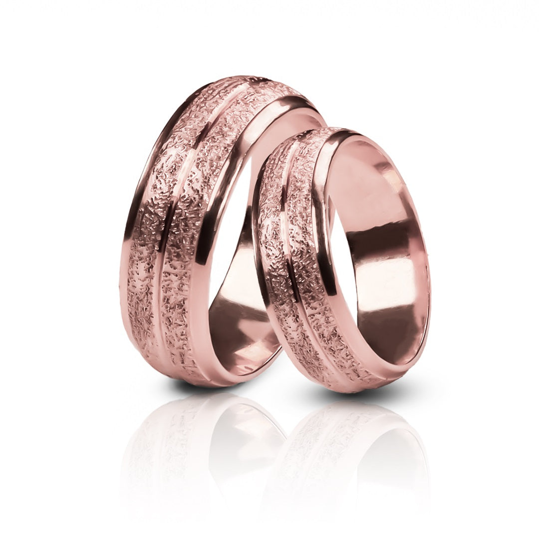 Argollas de matrimonio Sandwheel, diseñadas y elaboradas en oro 18 quilates por Joyería Caracas, cuentan con un certificado de calidad y garantía de por vida.
