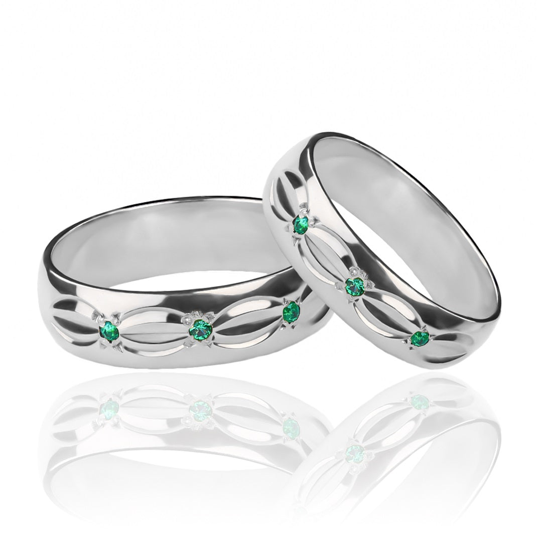 Argollas de matrimonio Sheet Green Cristal, elaboradas en oro 18k por Joyería Caracas, cada argolla viene con un certificado de calidad y garantía de por vida.