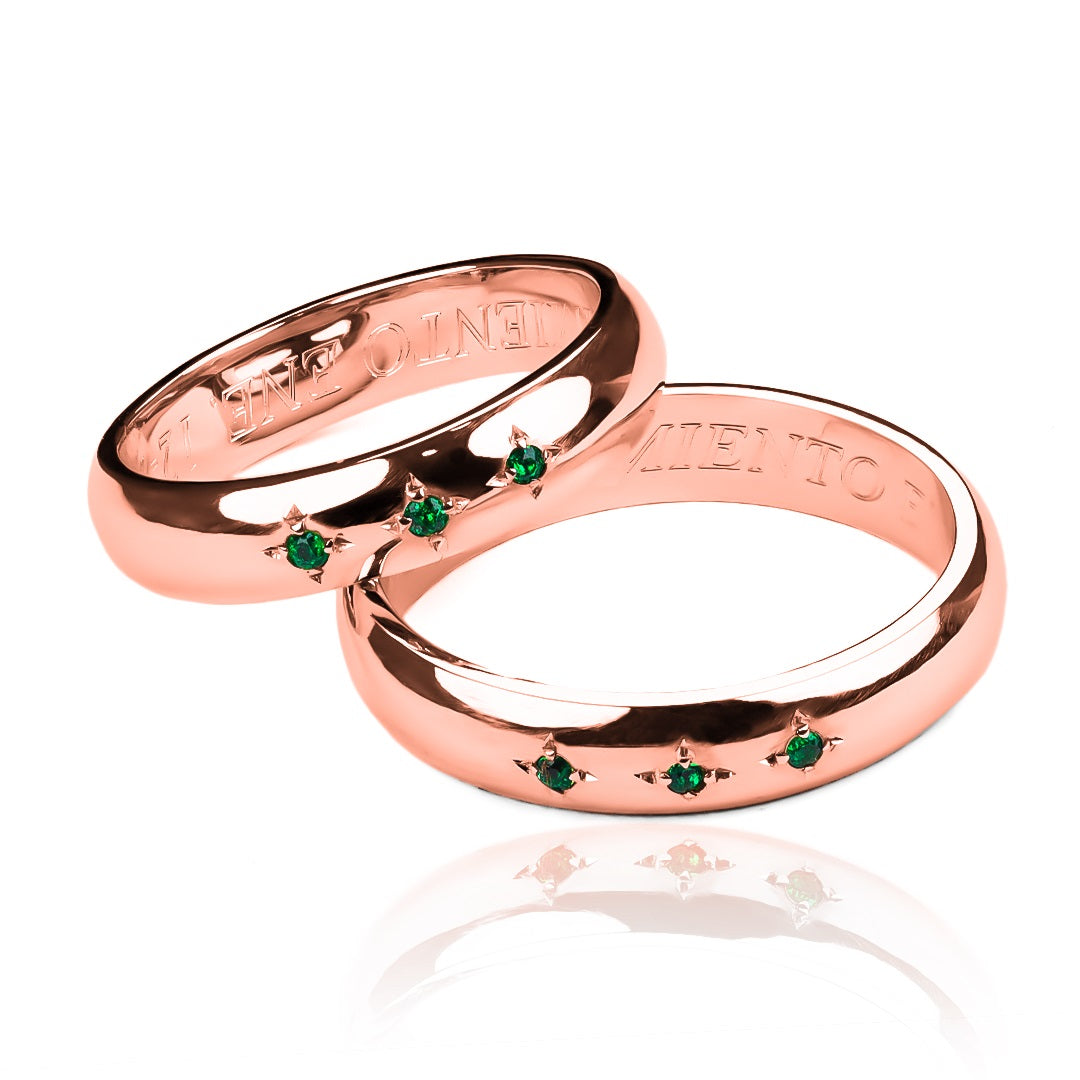 Argollas de matrimonio snow emeralds, fabricados en oro de 18 quilates de Joyería Caracas, cuenta con certificado de calidad y garantía.