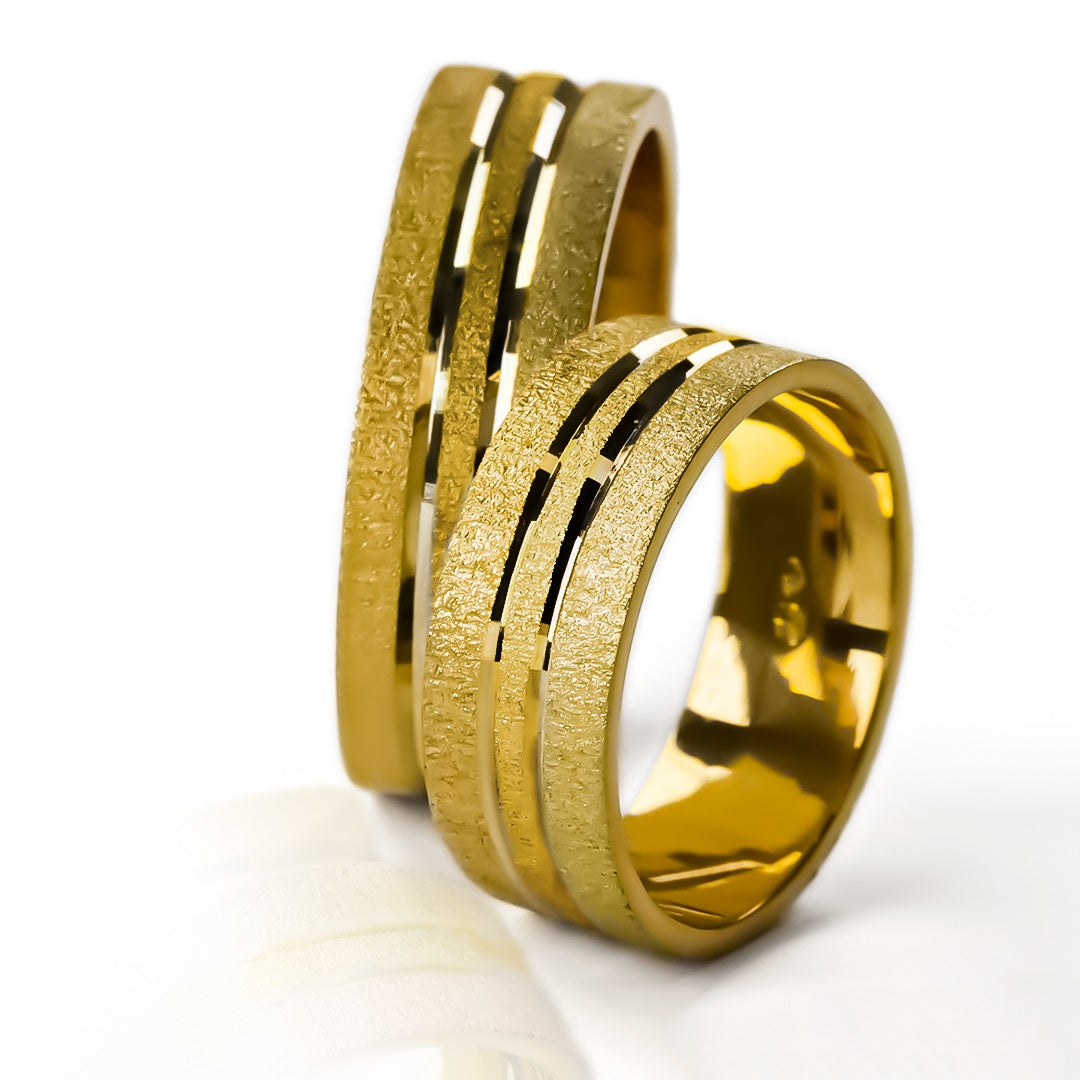 Argollas de matrimonio special line 3 oros, fabricadas en oro de 18 quilates de Joyería Caracas, cada una viene con un certificado de calidad y garantía de por vida.