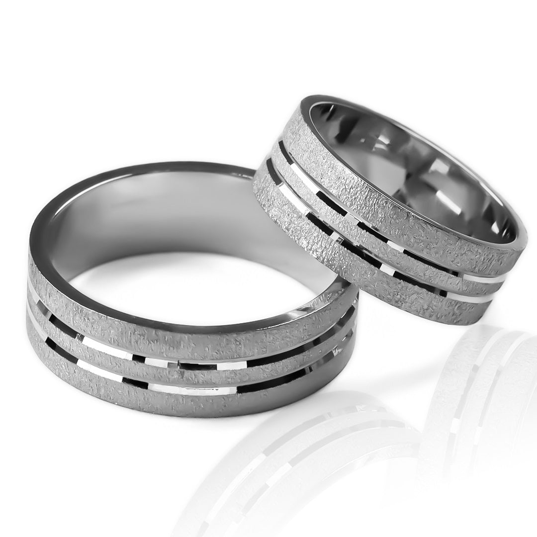 Argollas de matrimonio special line 3 oros, fabricadas en oro de 18 quilates de Joyería Caracas, cada una viene con un certificado de calidad y garantía de por vida.