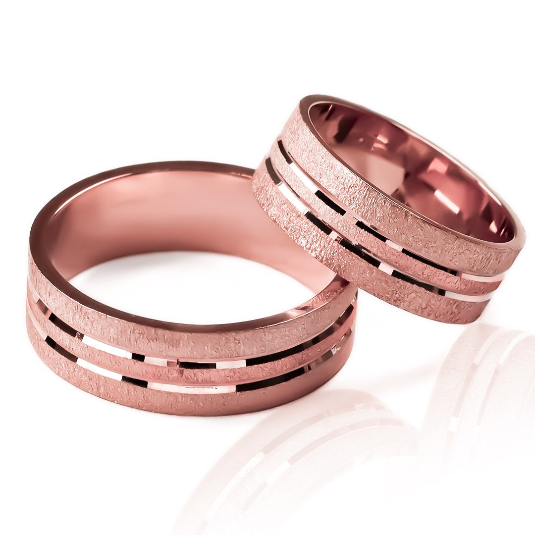 Argollas de matrimonio special line 3 oros, fabricadas en oro de 18 quilates de Joyería Caracas, cada una viene con un certificado de calidad y garantía de por vida.