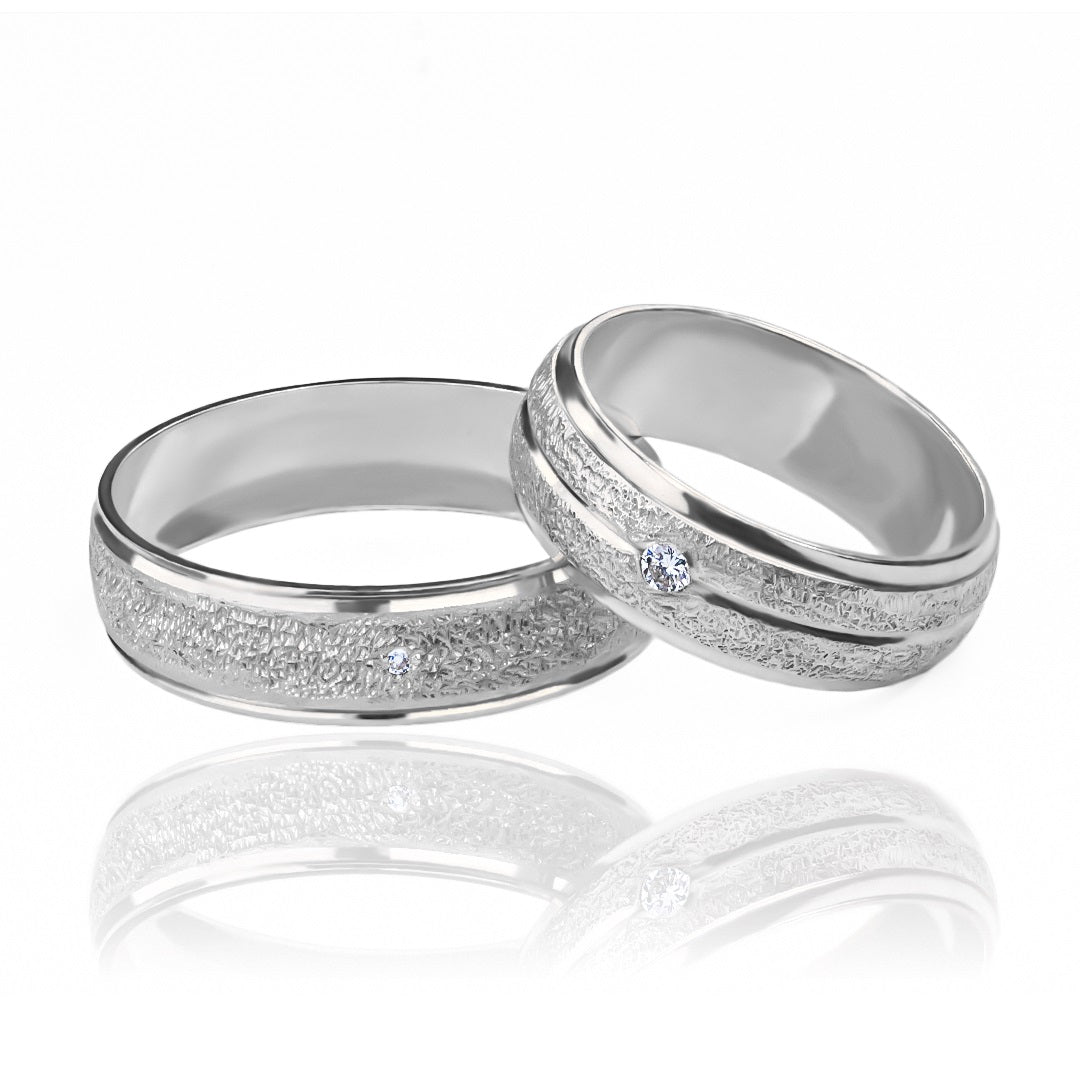 Argollas de matrimonio Street Love, fabricadas en oro 18k por Joyería Caracas, cuentan con certificado de calidad y garantía para toda la vida.