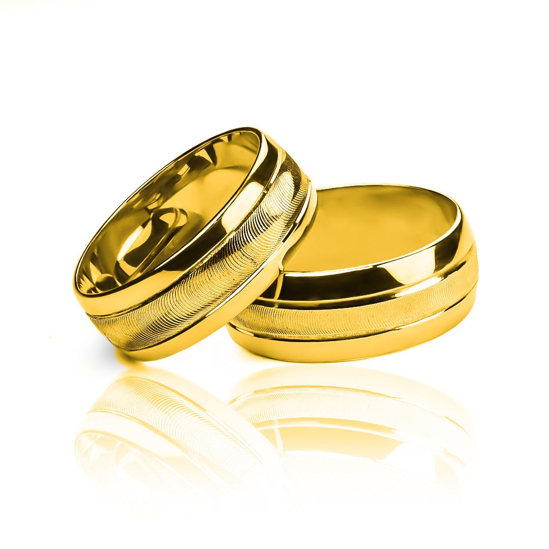 Argollas de matrimonio Striped, elaboradas en oro 18k por Joyería Caracas, cada una cuenta con certificado de calidad y garantía de por vida.