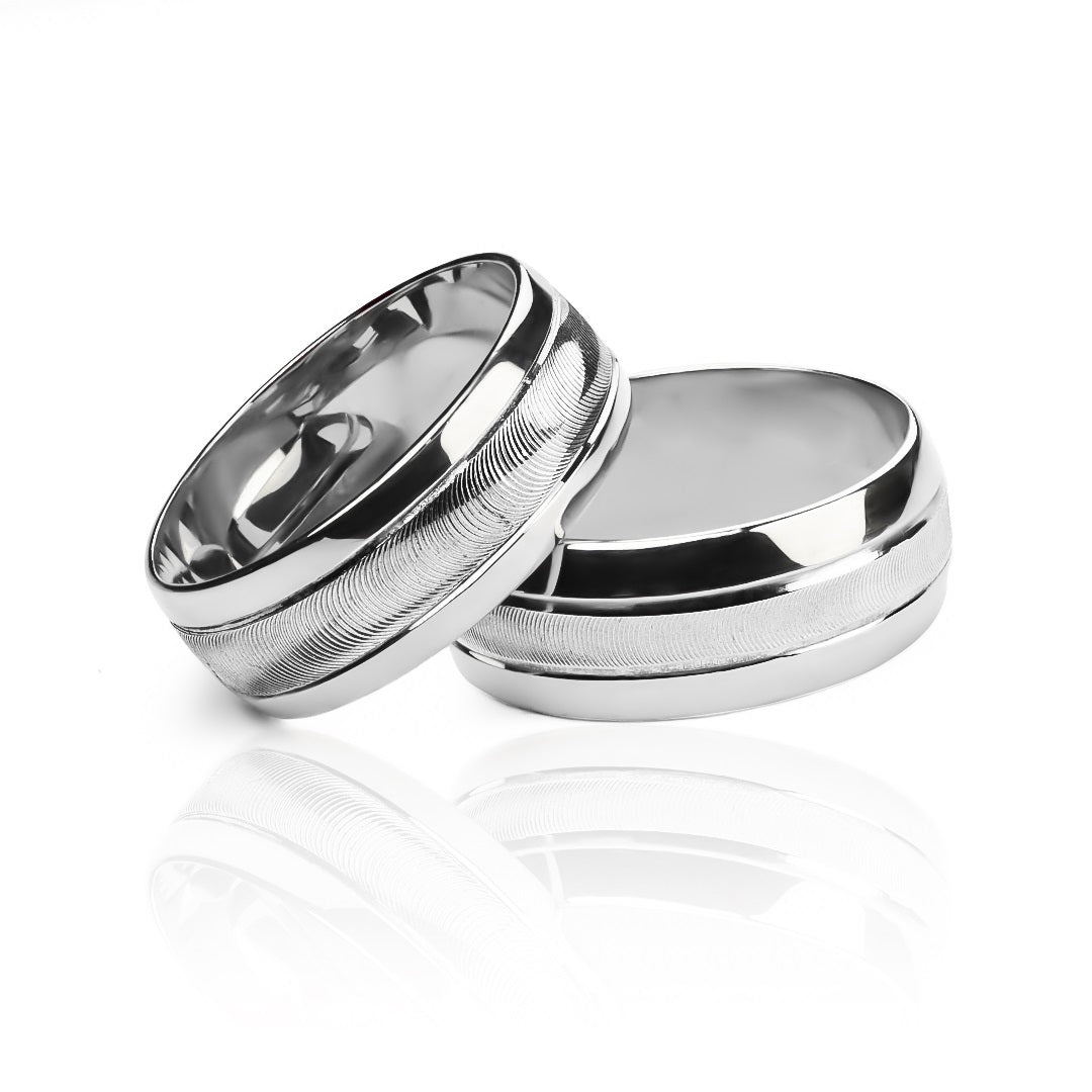 Argollas de matrimonio Striped, elaboradas en oro 18k por Joyería Caracas, cada una cuenta con certificado de calidad y garantía de por vida.