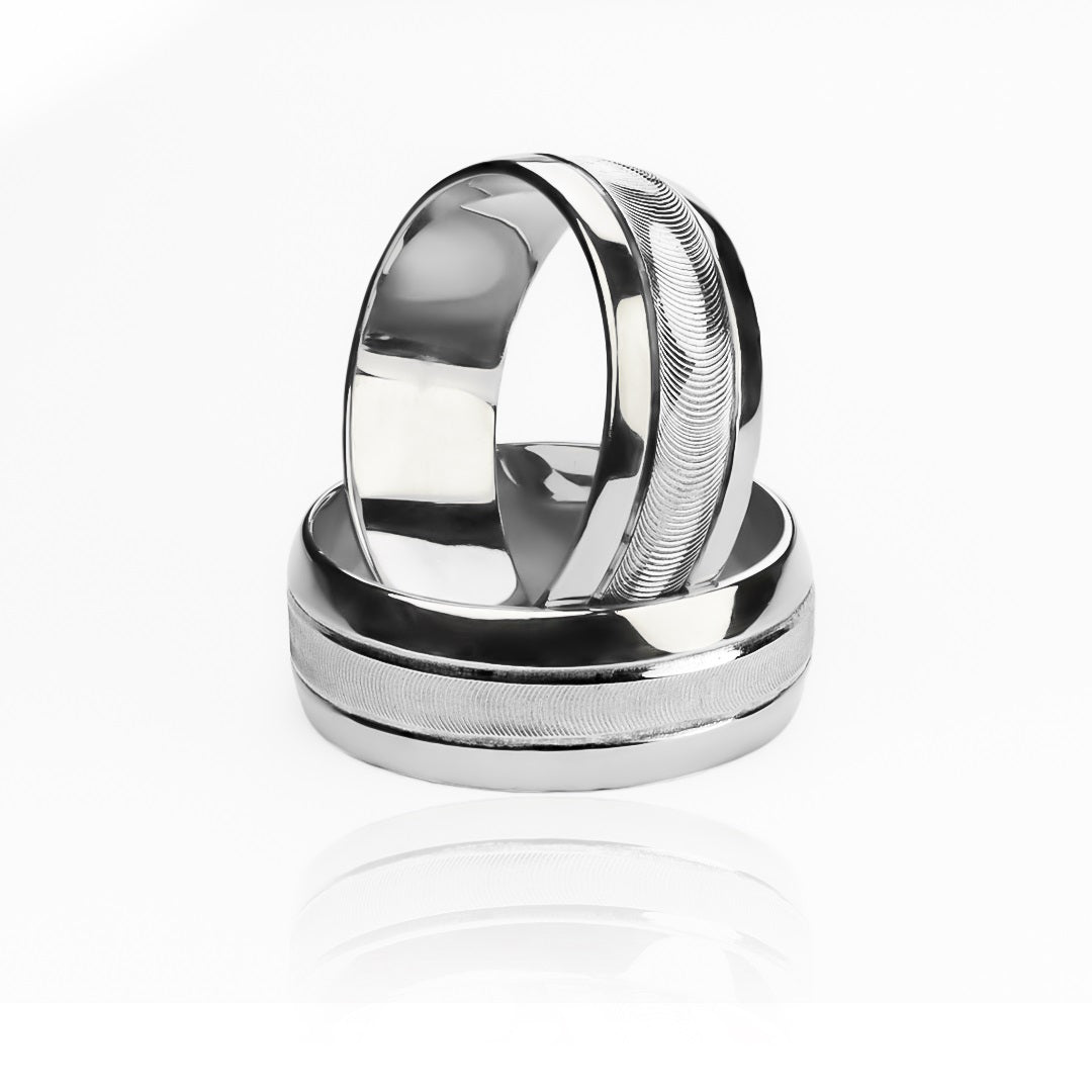 Argollas de matrimonio Striped, elaboradas en oro 18k por Joyería Caracas, cada una cuenta con certificado de calidad y garantía de por vida.