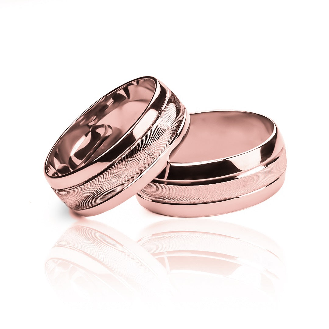 Argollas de matrimonio Striped, elaboradas en oro 18k por Joyería Caracas, cada una cuenta con certificado de calidad y garantía de por vida.