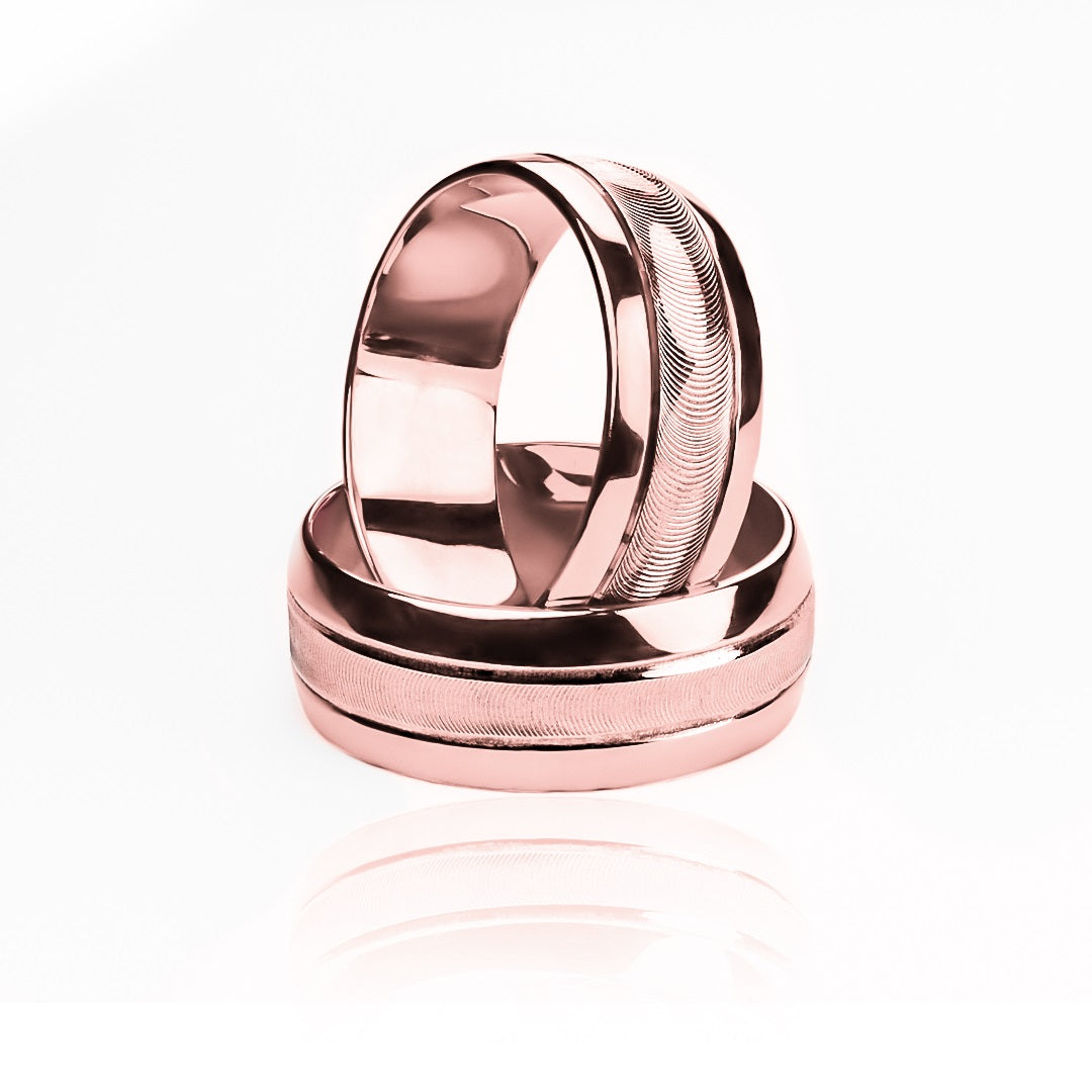 Argollas de matrimonio Striped, elaboradas en oro 18k por Joyería Caracas, cada una cuenta con certificado de calidad y garantía de por vida.