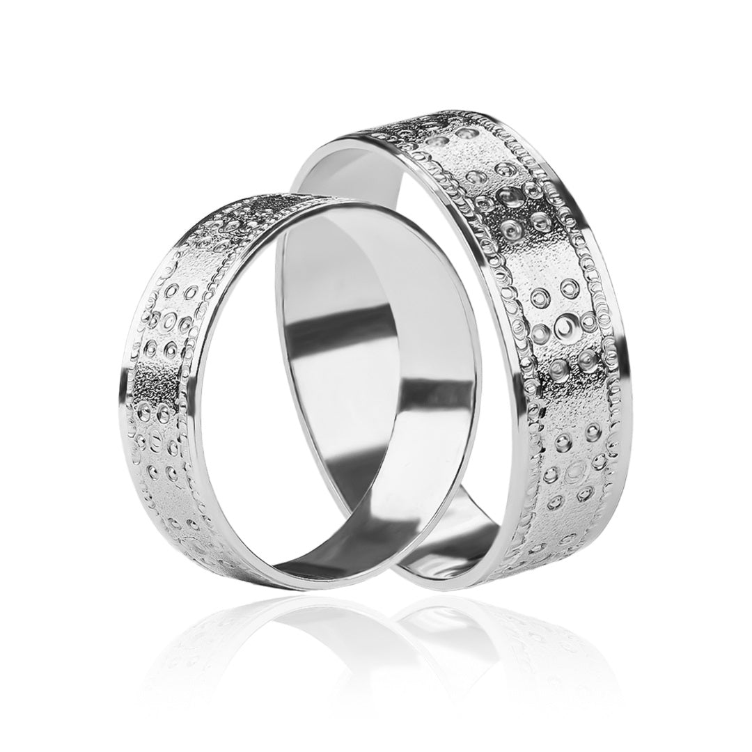 Argollas de matrimonio Sun & Flower, elaboradas en oro 18k por Joyería Caracas, cuentan con un certificado de calidad y garantía de por vida.