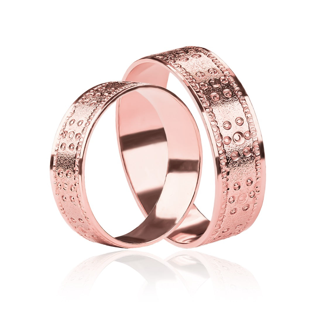 Argollas de matrimonio Sun & Flower, elaboradas en oro 18k por Joyería Caracas, cuentan con un certificado de calidad y garantía de por vida.