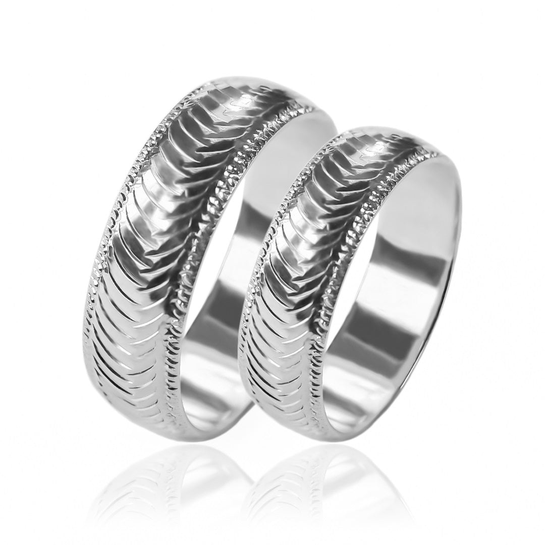 Argollas de matrimonio Thorn M, elaboradas en oro 18k por Joyería Caracas, cada argolla cuenta con un certificado de calidad y una garantía de por vida.