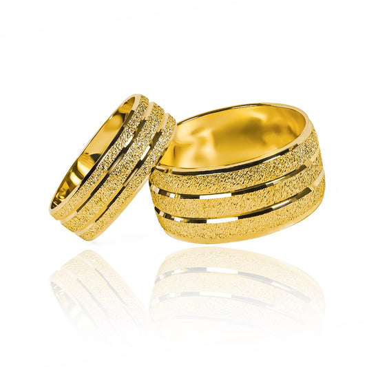 Argollas de matrimonio Three Stripes en oro 18k por Joyería Caracas, nuestras argollas vienen con un certificado que garantiza su pureza y durabilidad.