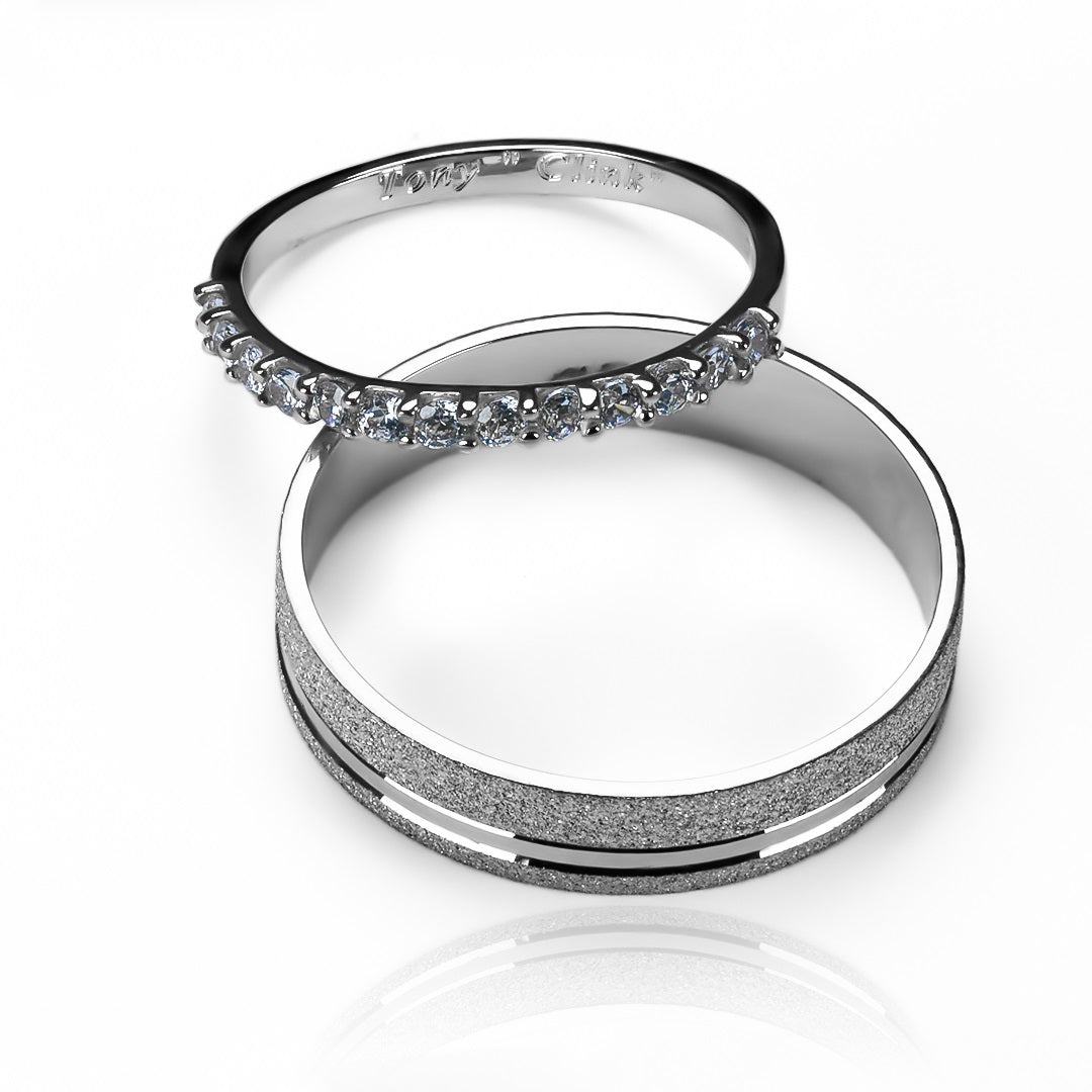 Argollas de matrimonio Toda Una Vida, fabricadas en oro 18k de Joyería Caracas, cuentan con un certificado de calidad que garantiza su durabilidad y brillo por toda una vida.