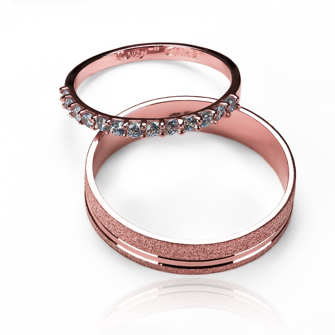 Argollas de matrimonio Toda Una Vida, fabricadas en oro 18k de Joyería Caracas, cuentan con un certificado de calidad que garantiza su durabilidad y brillo por toda una vida.