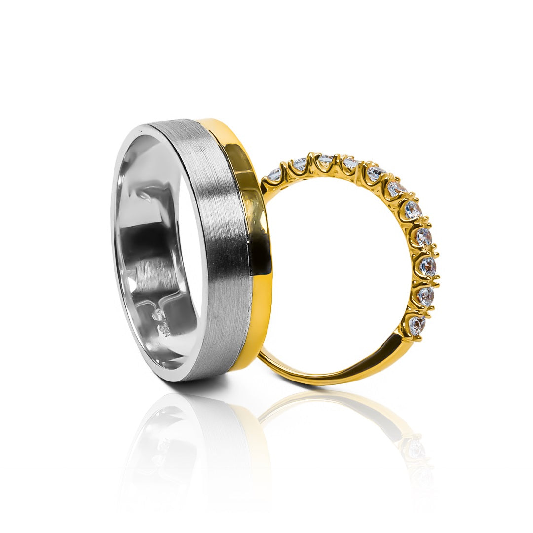 Argollas de matrimonio Two-Tone Crystals, fabricados en oro de 18k por Joyería Caracas, cuenta con certificado para garantizar su durabilidad y belleza.