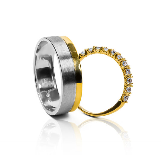 Argollas de matrimonio Two-Tone Crystals, fabricados en oro de 18k por Joyería Caracas, cuenta con certificado para garantizar su durabilidad y belleza.