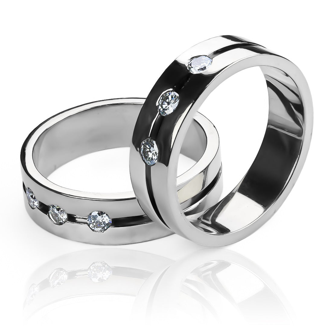 Argollas de matrimonio walking moon, elaborados en oro 18k de Joyería Caracas, cuenta con el certificado de calidad y garantía para toda la vida.