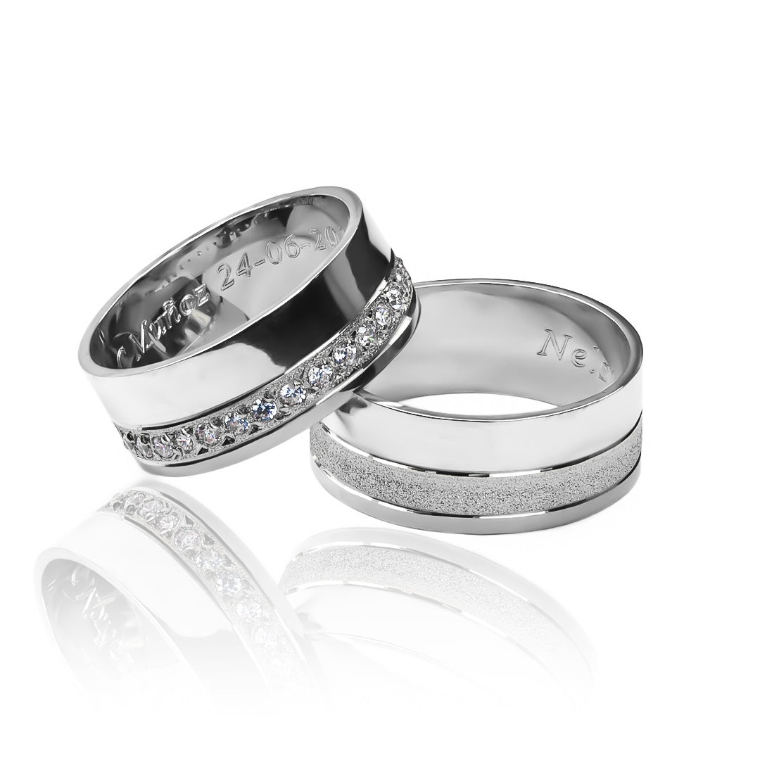 Argollas de matrimonio Warrior LOVE bicolor, fabricados en oro de 18k de Joyería Caracas, cuenta con certificado de calidad y garantía para toda la vida.