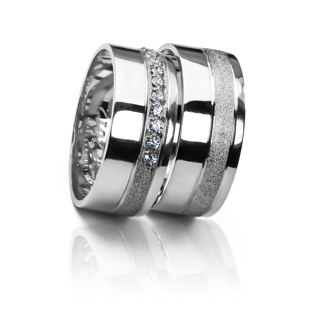 Argollas de matrimonio Warrior LOVE bicolor, fabricados en oro de 18k de Joyería Caracas, cuenta con certificado de calidad y garantía para toda la vida.