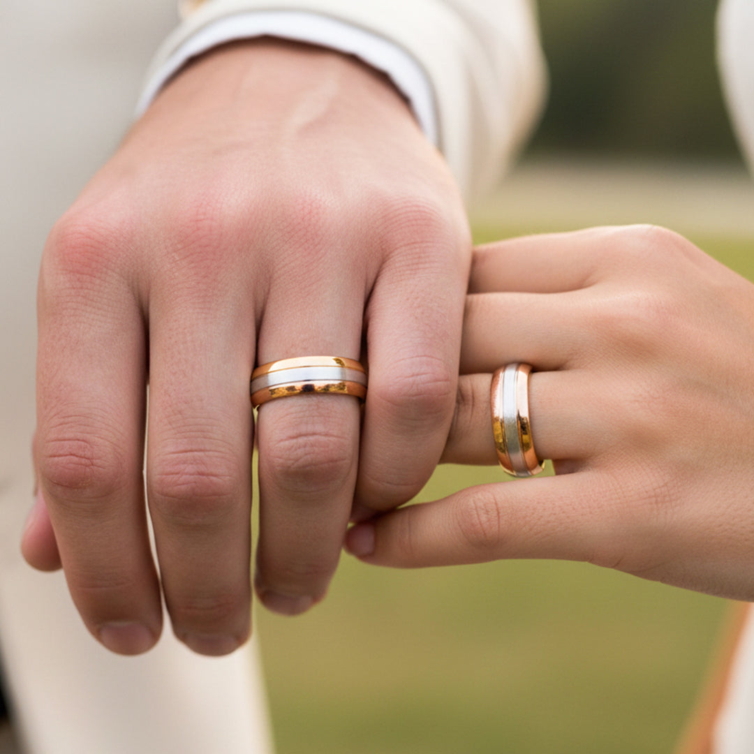 Mano de pareja usando unas argollas de matrimonio 3 oros de 18 quilates de Joyería Caracas. 