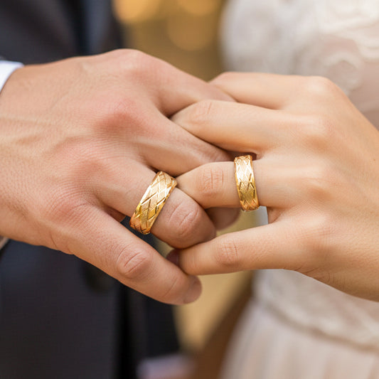 Manos de pareja en matrimonio usando unas argollas diamantadas en oro amarillo de 18 quilates de Joyería Caracas. 