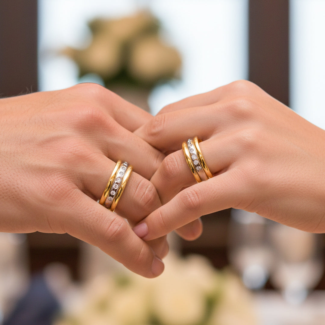 Manos de pareja usando unas argollas de matrimonio en oro amarillo y blanco de 18 quilates con cristales de Joyería Caracas. 