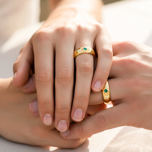 Mano de pareja en matrimonio usando unas argollas de matrimonio en oro amarillo de 18 quilates con cristales de Joyería Caracas. 