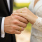 Manos de pareja en matrimonio usando unas argollas en oro amarillo de 18 quilates de Joyería Caracas. 