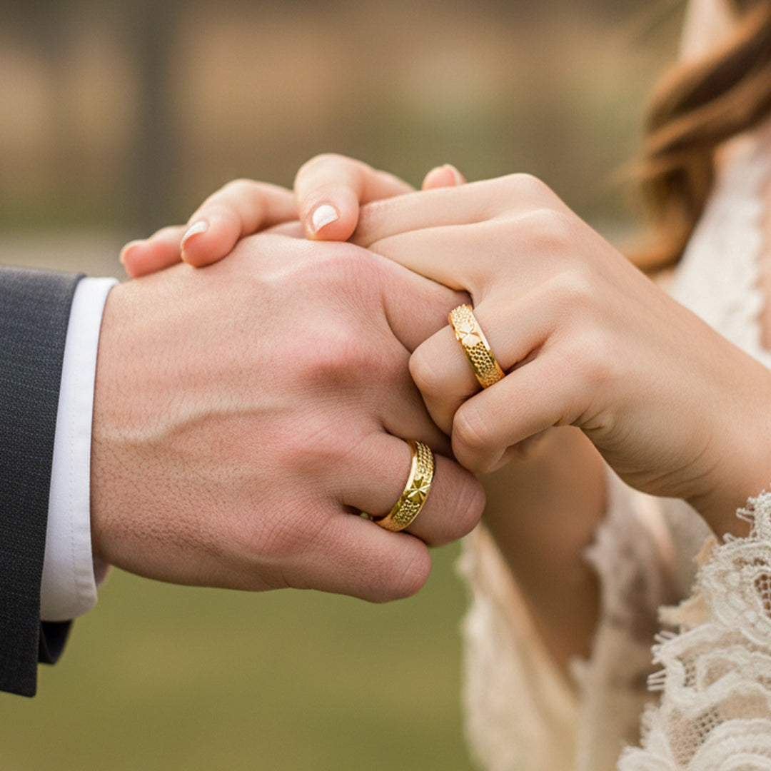 Mano de pareja en matrimonio usando unas argollas en oro amarillo de 18 quilates de Joyería Caracas.