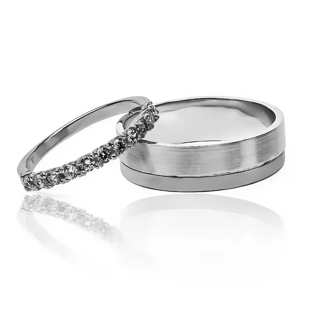 Argollas de matrimonio Two-Tone Crystals, fabricados en oro de 18k por Joyería Caracas, cuenta con certificado para garantizar su durabilidad y belleza.