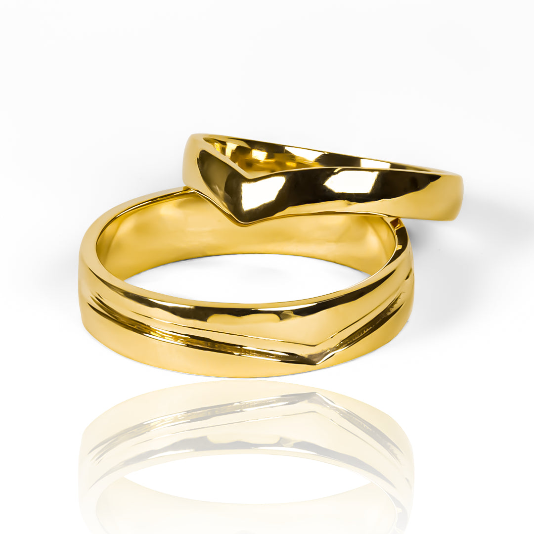 Argollas de matrimonio Wave on point fabricadas en oro 18k de Joyería Caracas, cuentan con certificado de calidad y garantía para toda la vida.