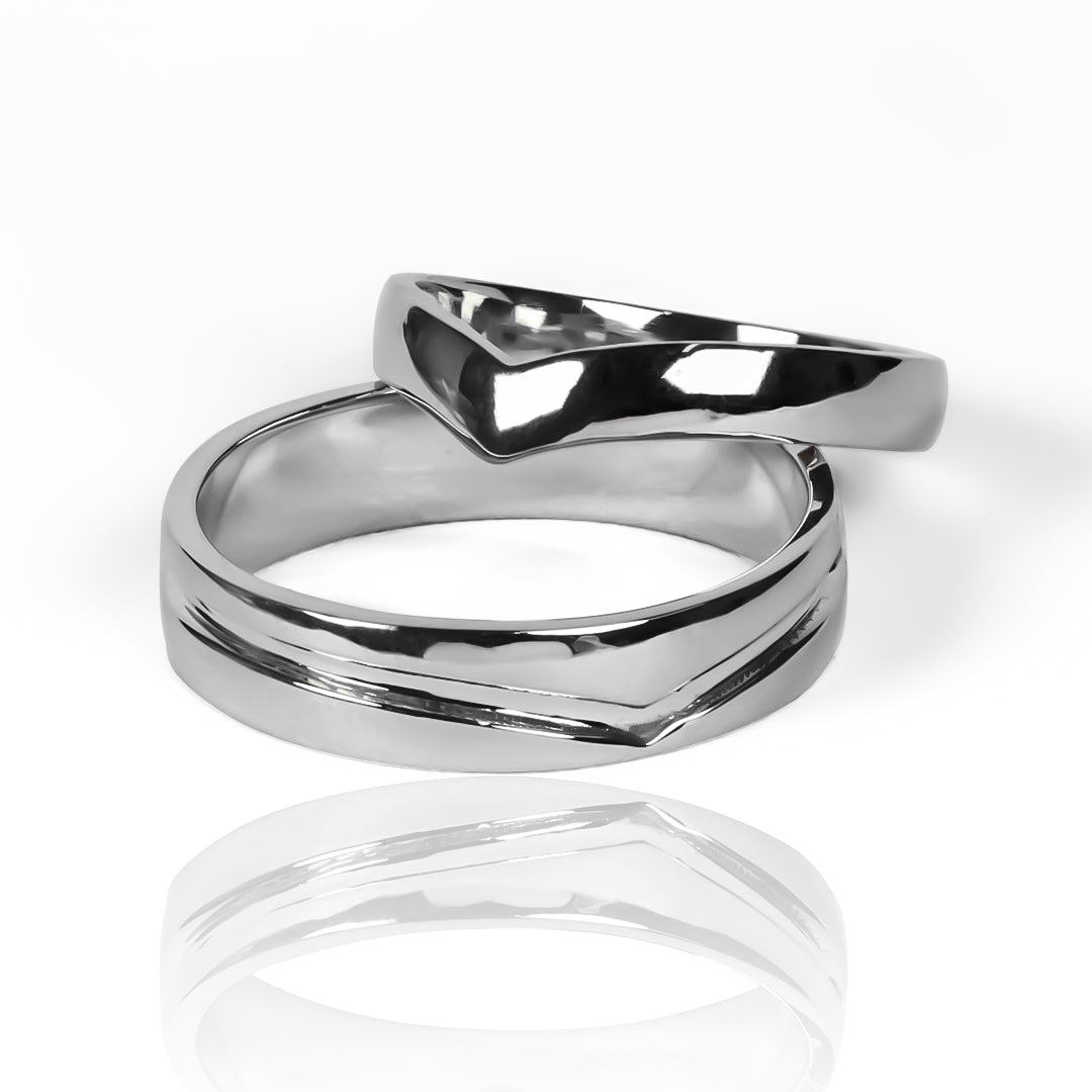Argollas de matrimonio Wave on point fabricadas en oro 18k de Joyería Caracas, cuentan con certificado de calidad y garantía para toda la vida.