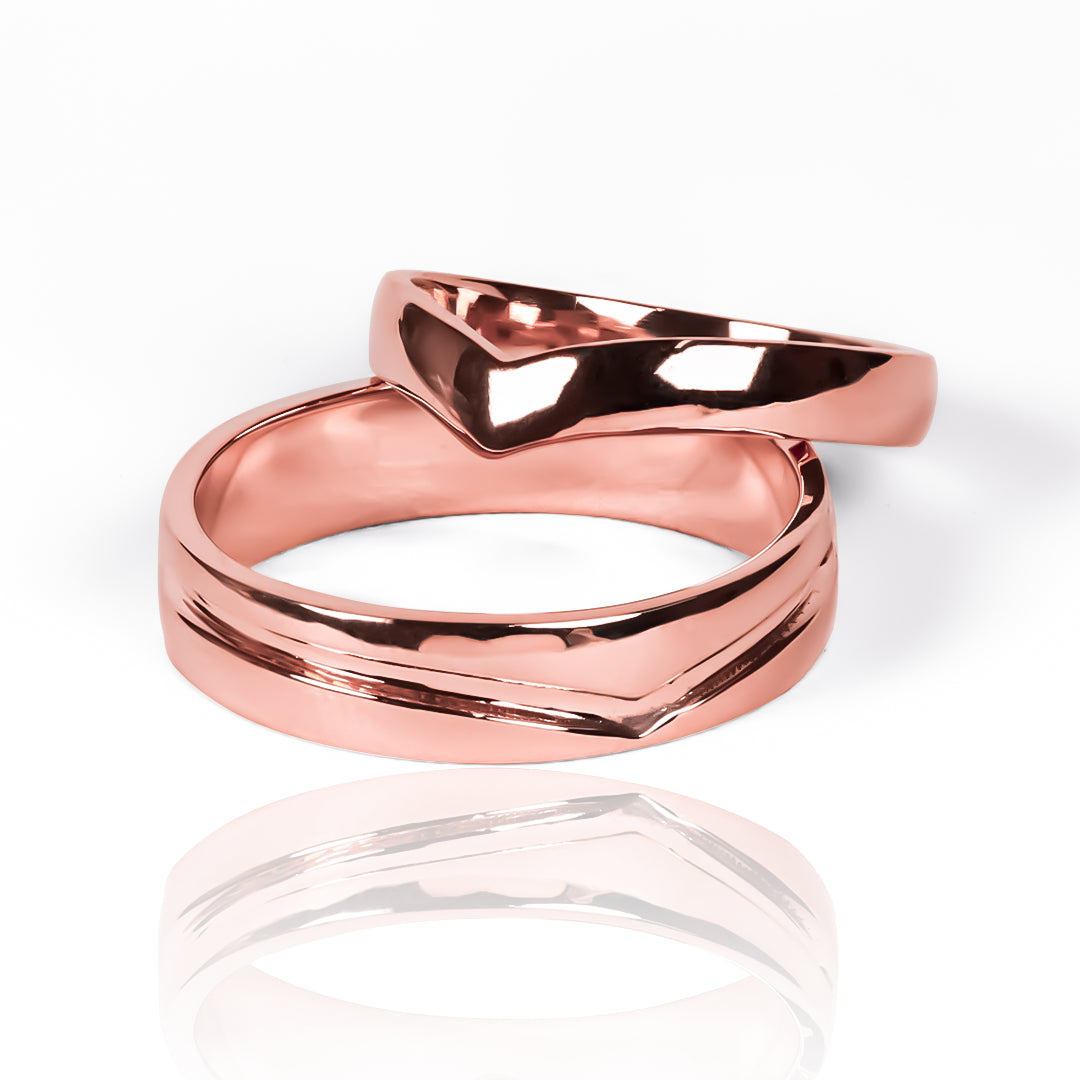 Argollas de matrimonio Wave on point fabricadas en oro 18k de Joyería Caracas, cuentan con certificado de calidad y garantía para toda la vida.
