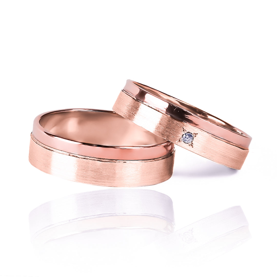 Argollas de matrimonio Bicolor Escalera, fabricadas en oro 18k de Joyería Caracas, cada una cuenta con certificado de calidad y garantía.