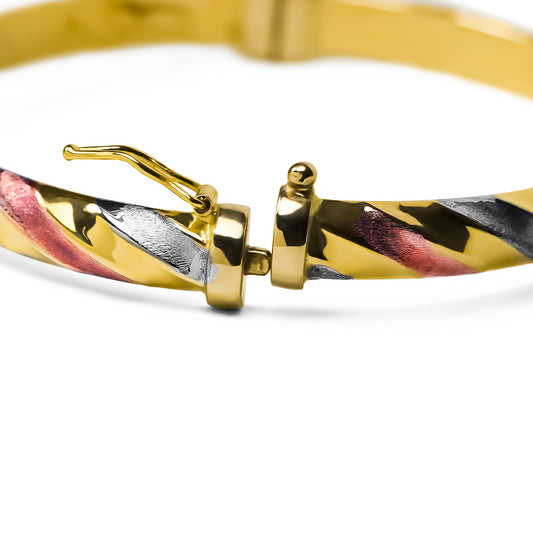 Pulsera Brazalete Diagonales 3 oros elaborada en oro 18K por Joyería Caracas, cuenta con certificado de calidad y garantía de por vida.
